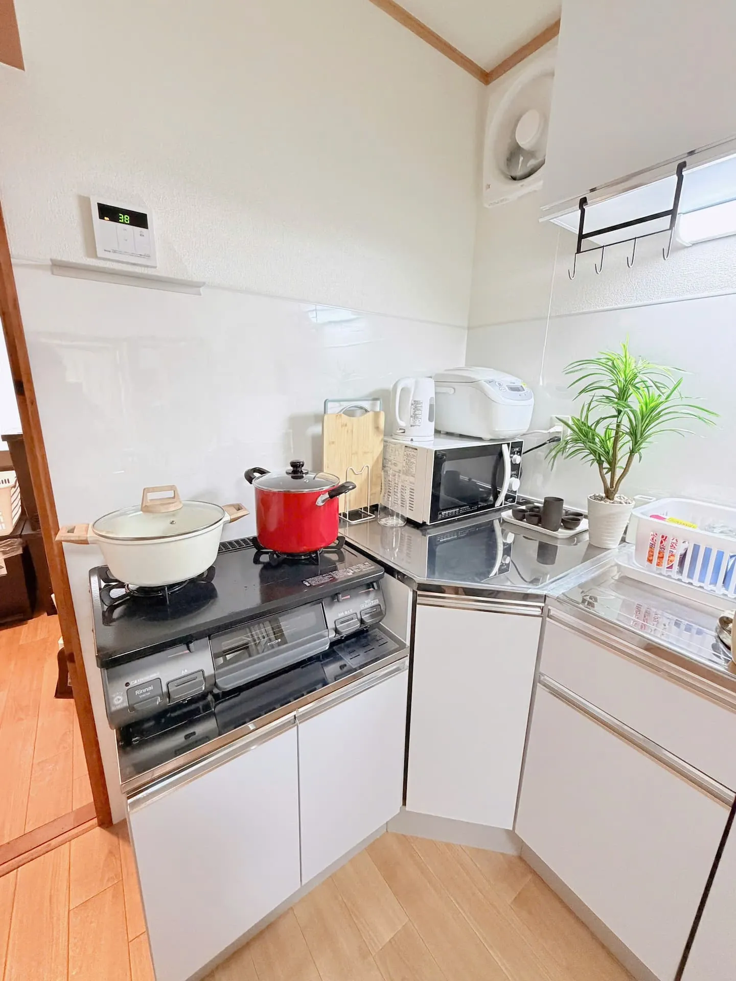 Bếp đầy đủ dụng cụ, có bếp nấu và lò vi sóng