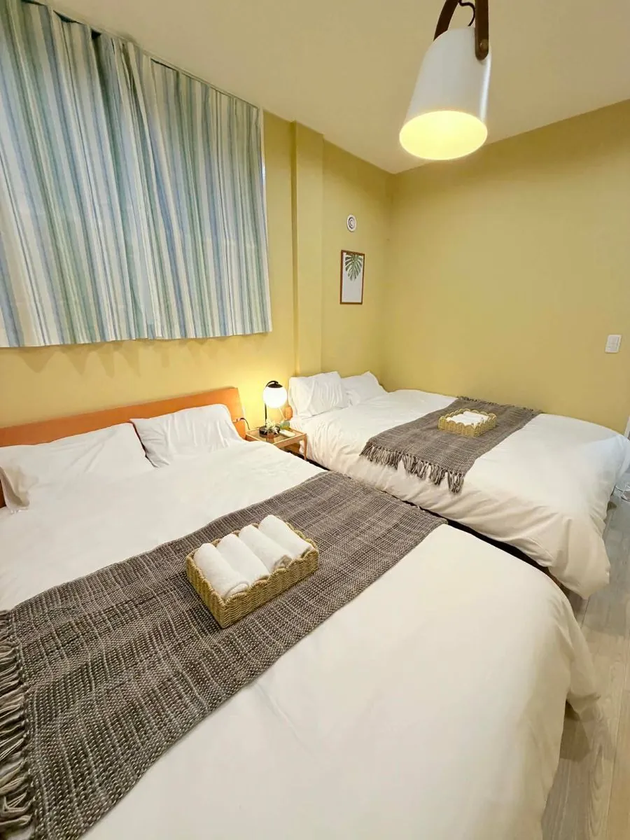 Phòng ngủ có đèn treo và chăn ga sạch