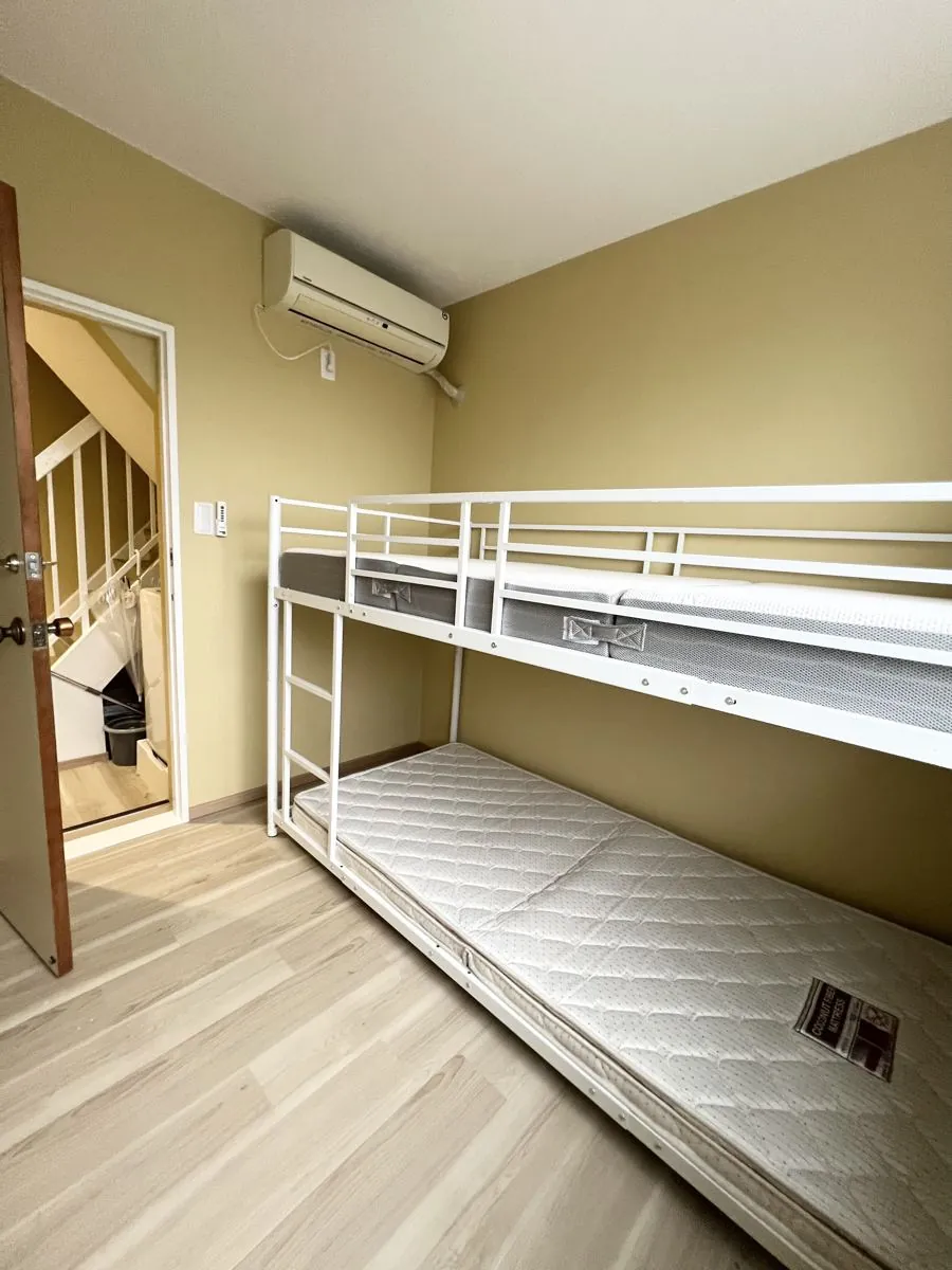 Phòng 201 với giường tầng và điều hoà