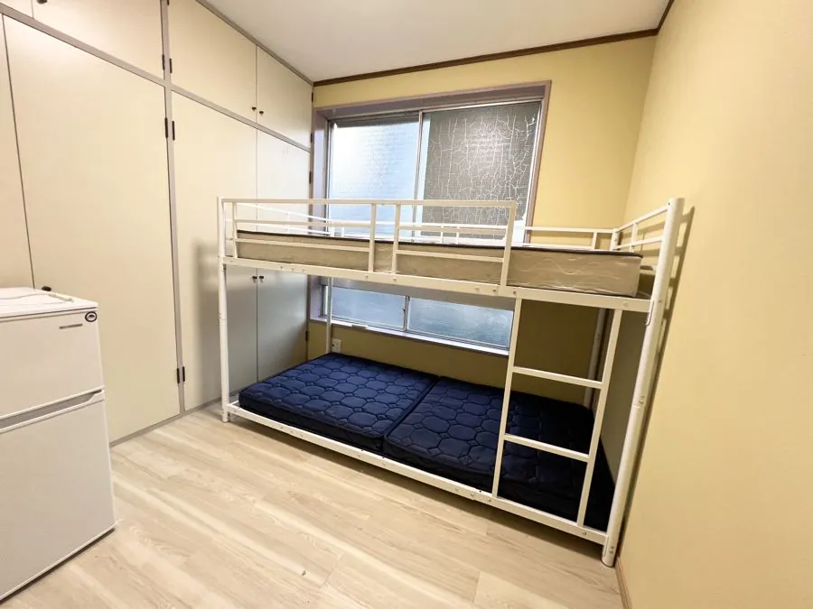 Phòng 301 với giường tầng, tủ lạnh và tủ đồ