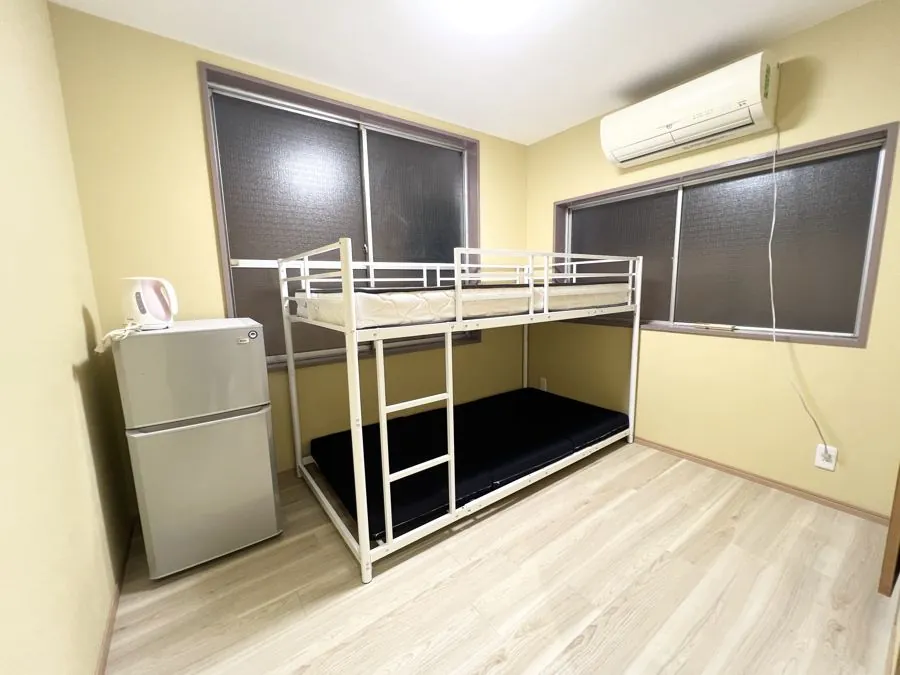 Phòng 302 với giường tầng, tủ lạnh và điều hoà