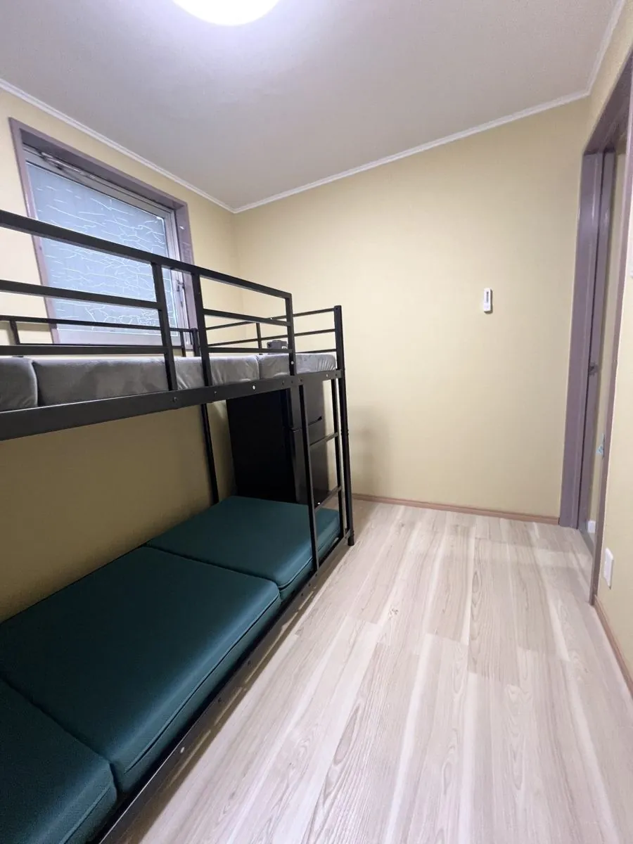 Giường tầng và cửa sổ phòng 401