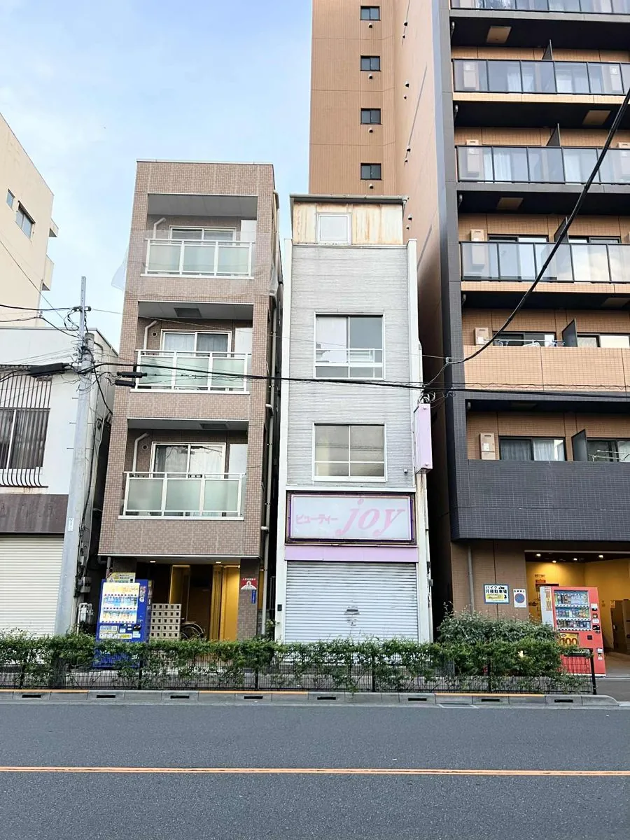 Toà nhà share house Higashi-Nippori nhìn từ đường